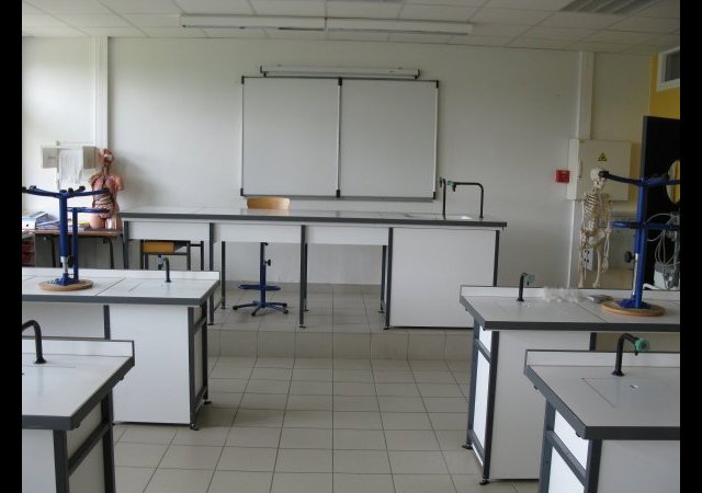 une salle de sciences